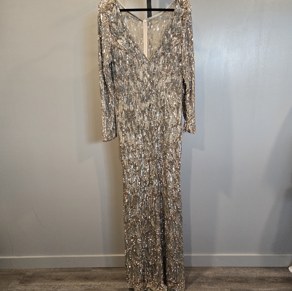 NEW MAC‎ DUGGAL SZ 16 LONG SLEEVED V-NECK SEQUINED LONG GOWN PLATINUM GOLD